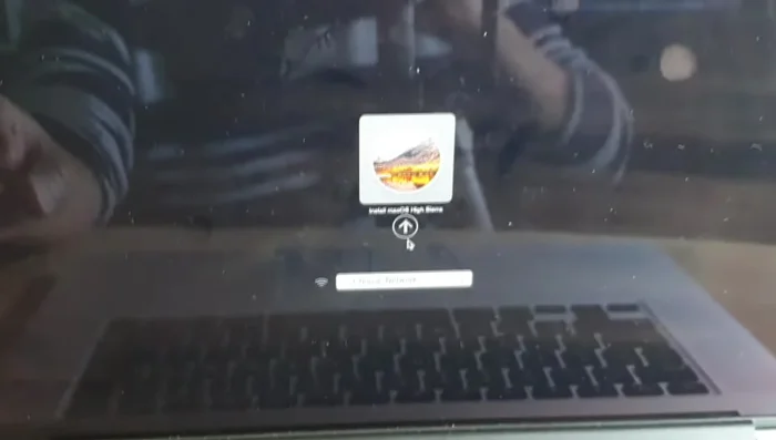 Assicurarsi che il MacBook sia collegato all'alimentazione durante l'installazione.
