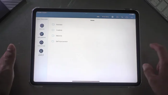 Importare il file desiderato dall'iPad usando l'icona della nuvola.