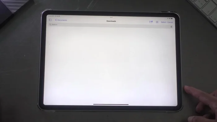 Importare il file desiderato dall'iPad usando l'icona della nuvola.